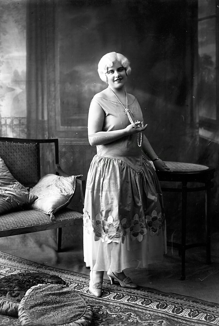 Figura di donna in studio