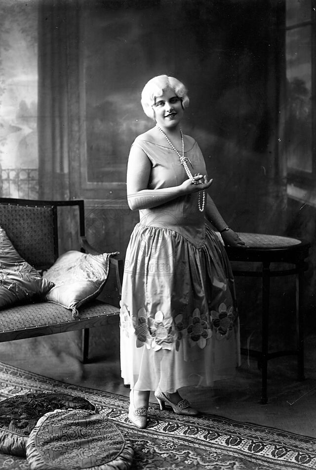 Figura di donna in studio
