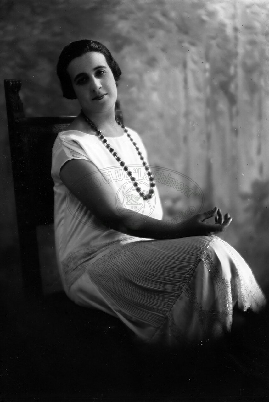 Figura di donna in studio