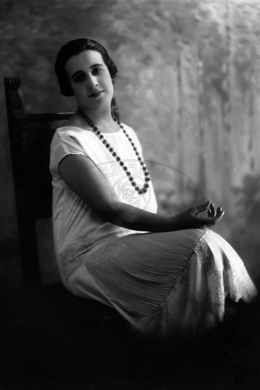Figura di donna in studio