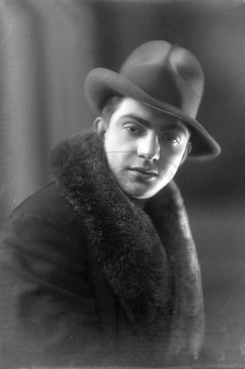 Ritratto di giovane uomo in studio