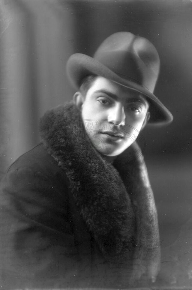 Ritratto di giovane uomo in studio