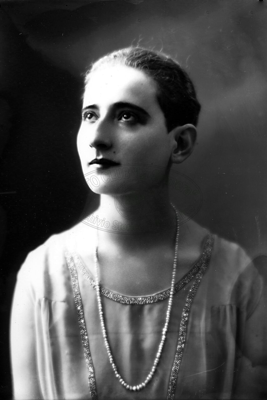 Ritratto di giovane donna in studio