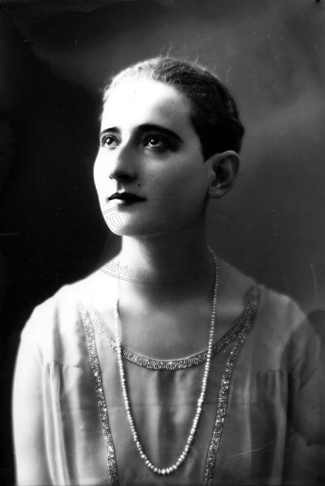 Ritratto di giovane donna in studio