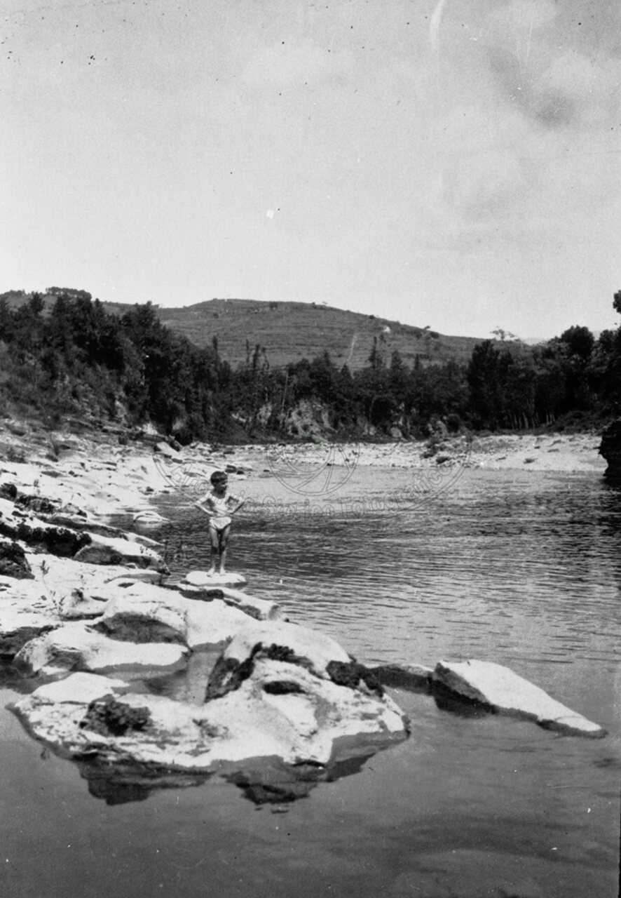 Bambino in Arno a Giovi