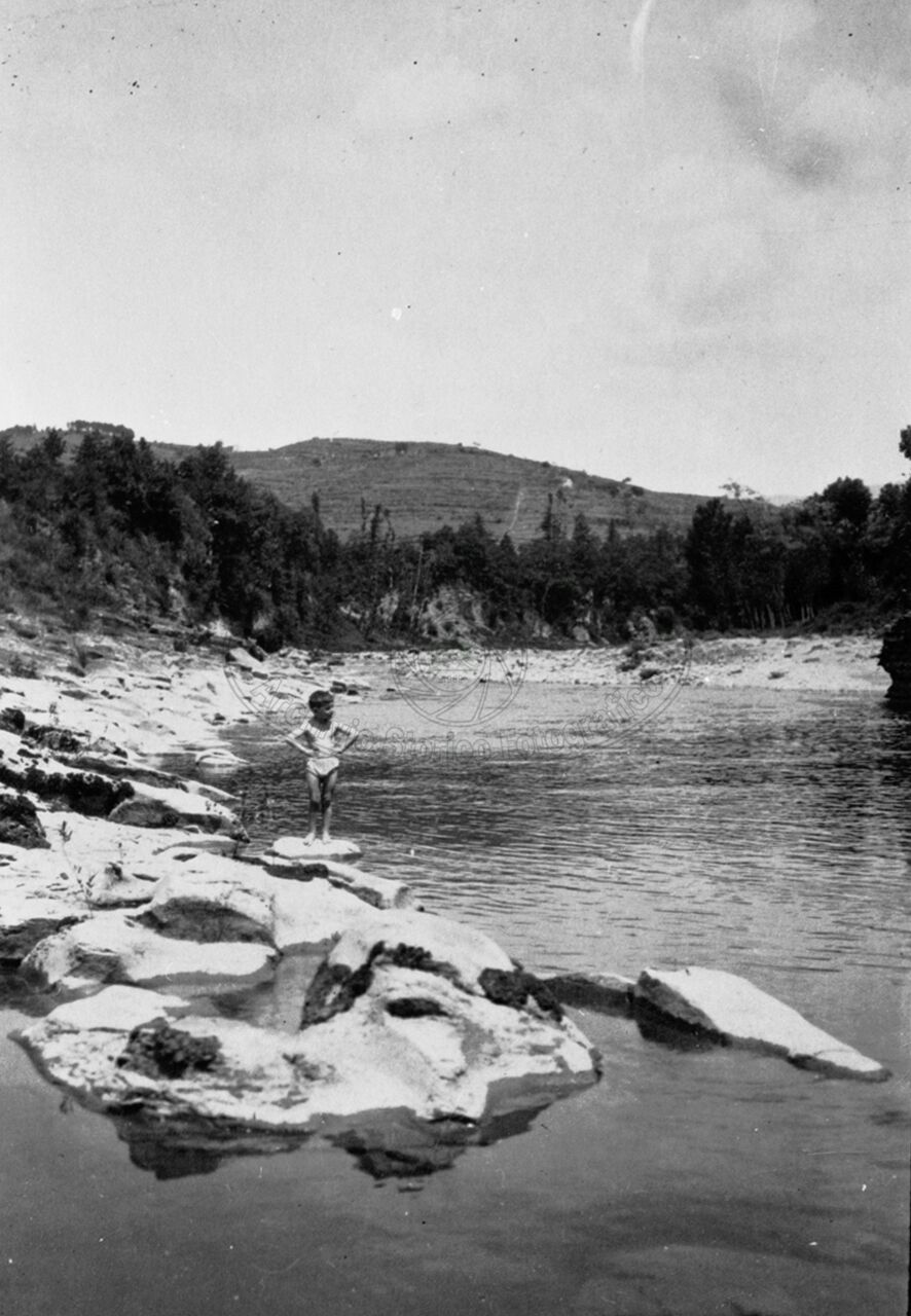 Bambino in Arno a Giovi