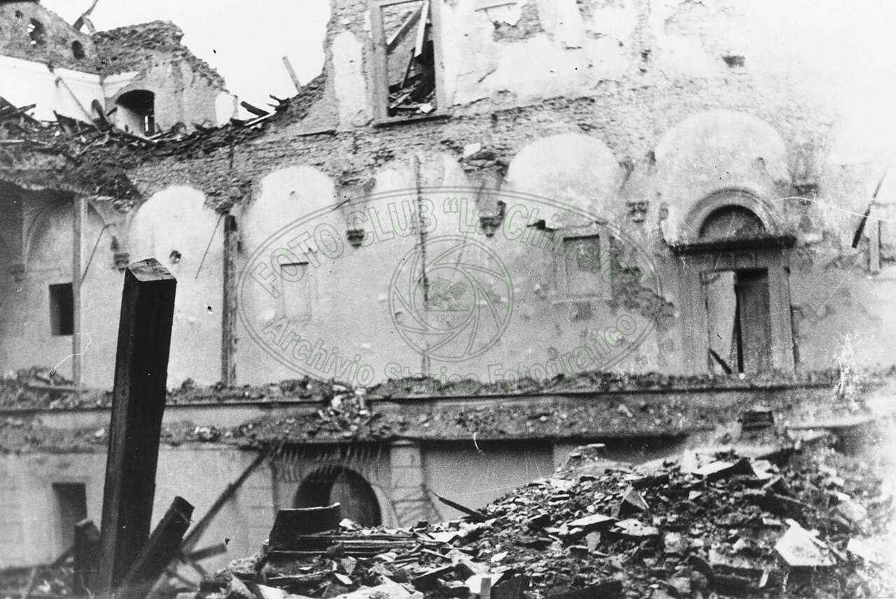Bombe sull’Istituto Tecnico in Piazza della Badia