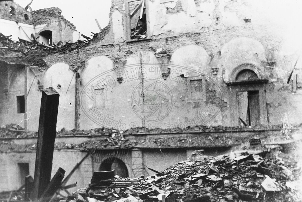 Bombe sull’Istituto Tecnico in Piazza della Badia