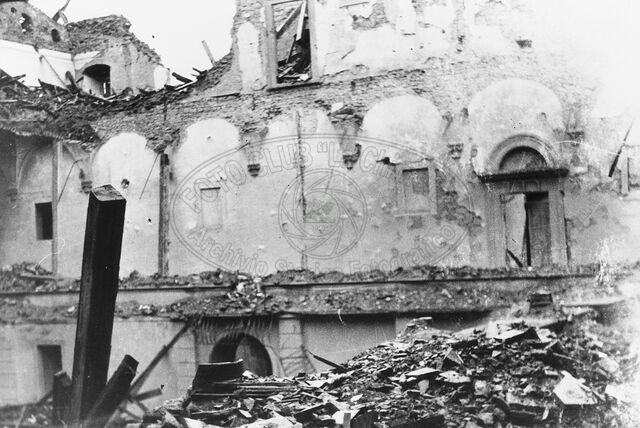 Bombe sull’Istituto Tecnico in Piazza della Badia