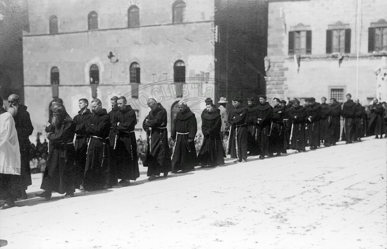 Processione di francescani