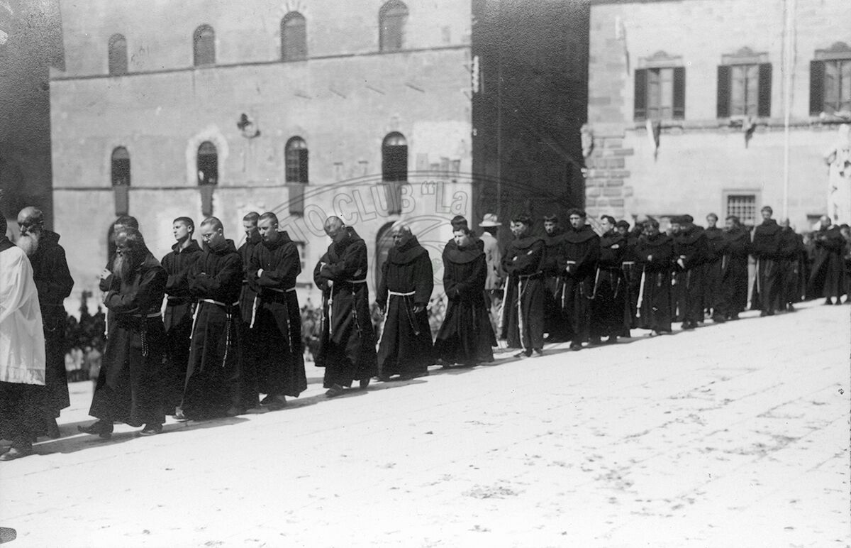 Processione di francescani