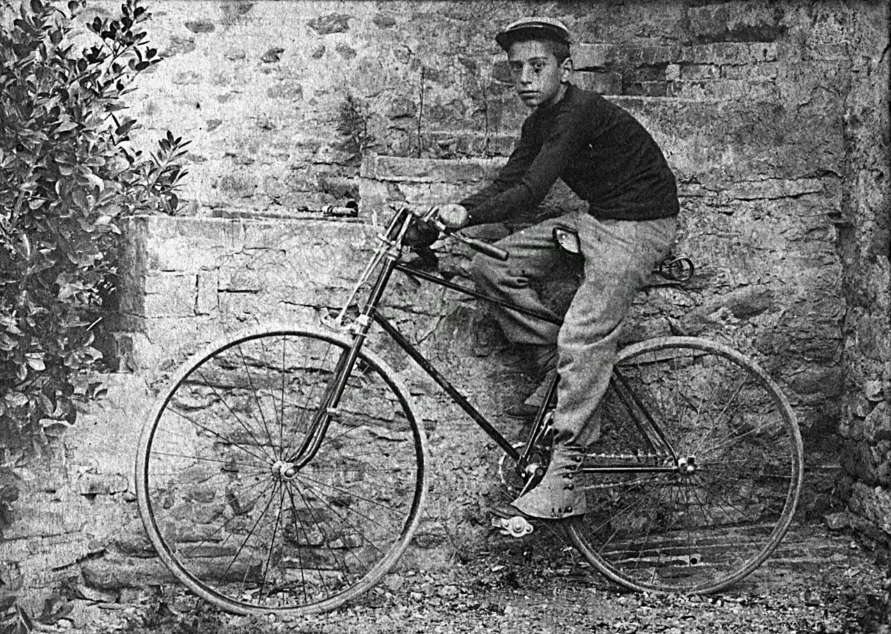 Giovane con bicicletta