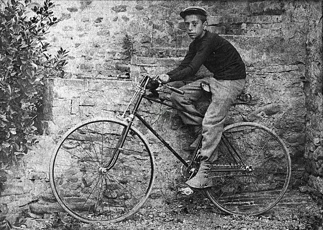 Giovane con bicicletta