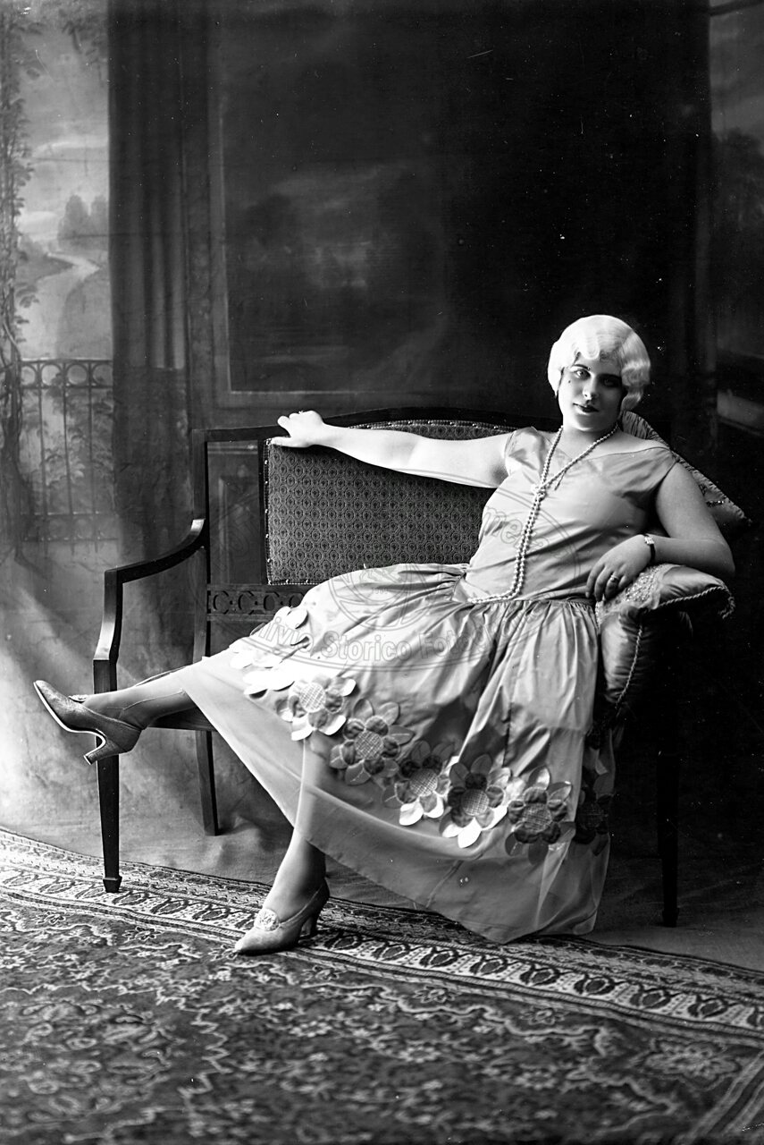 Figura di donna in studio