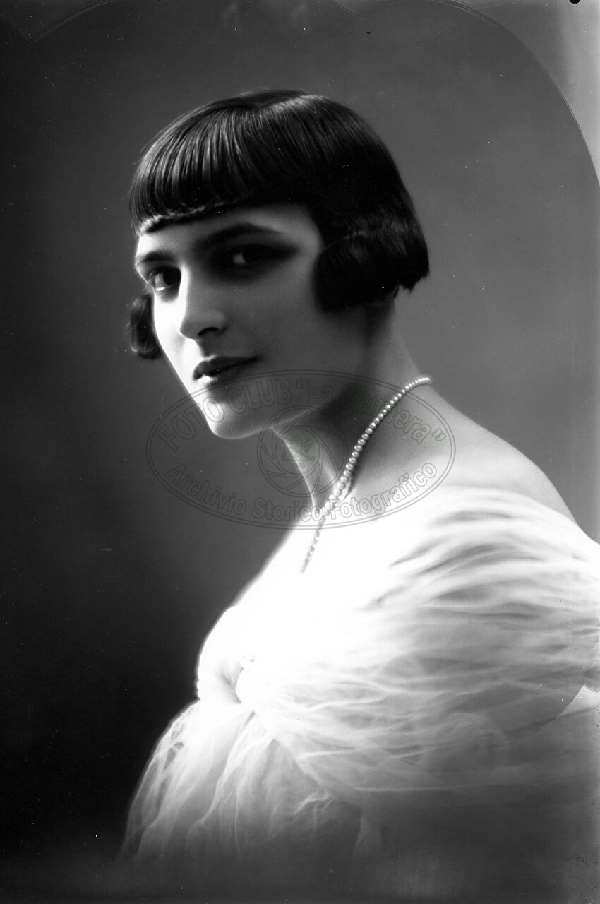 Ritratto di donna in studio