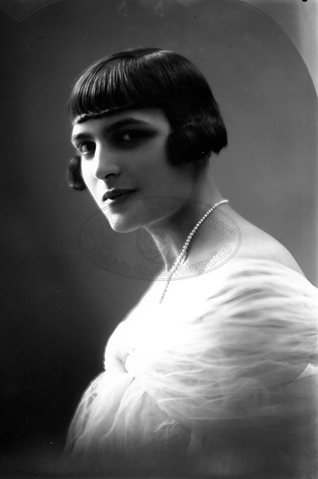 Ritratto di donna in studio