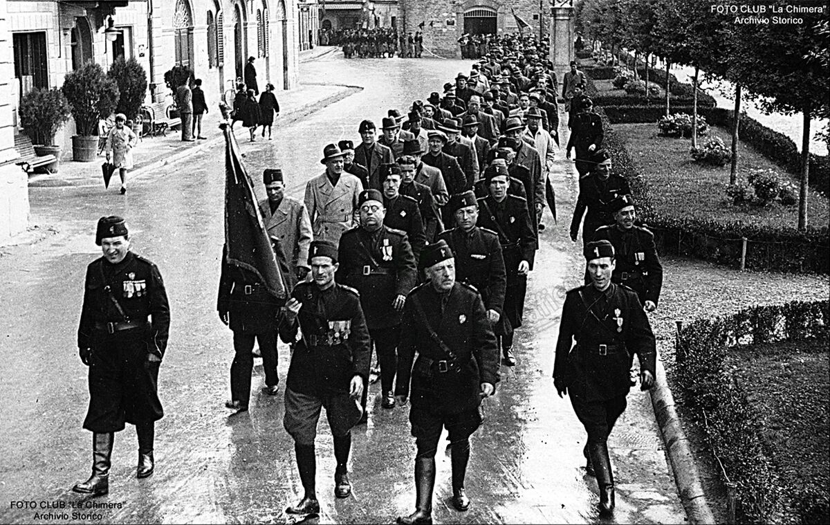 Corteo di fascisti