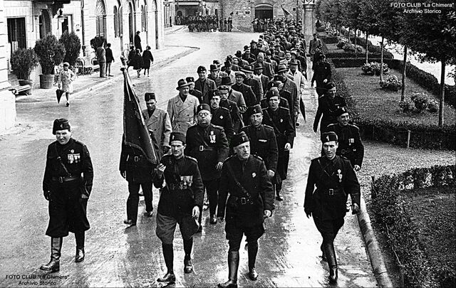 Corteo di fascisti