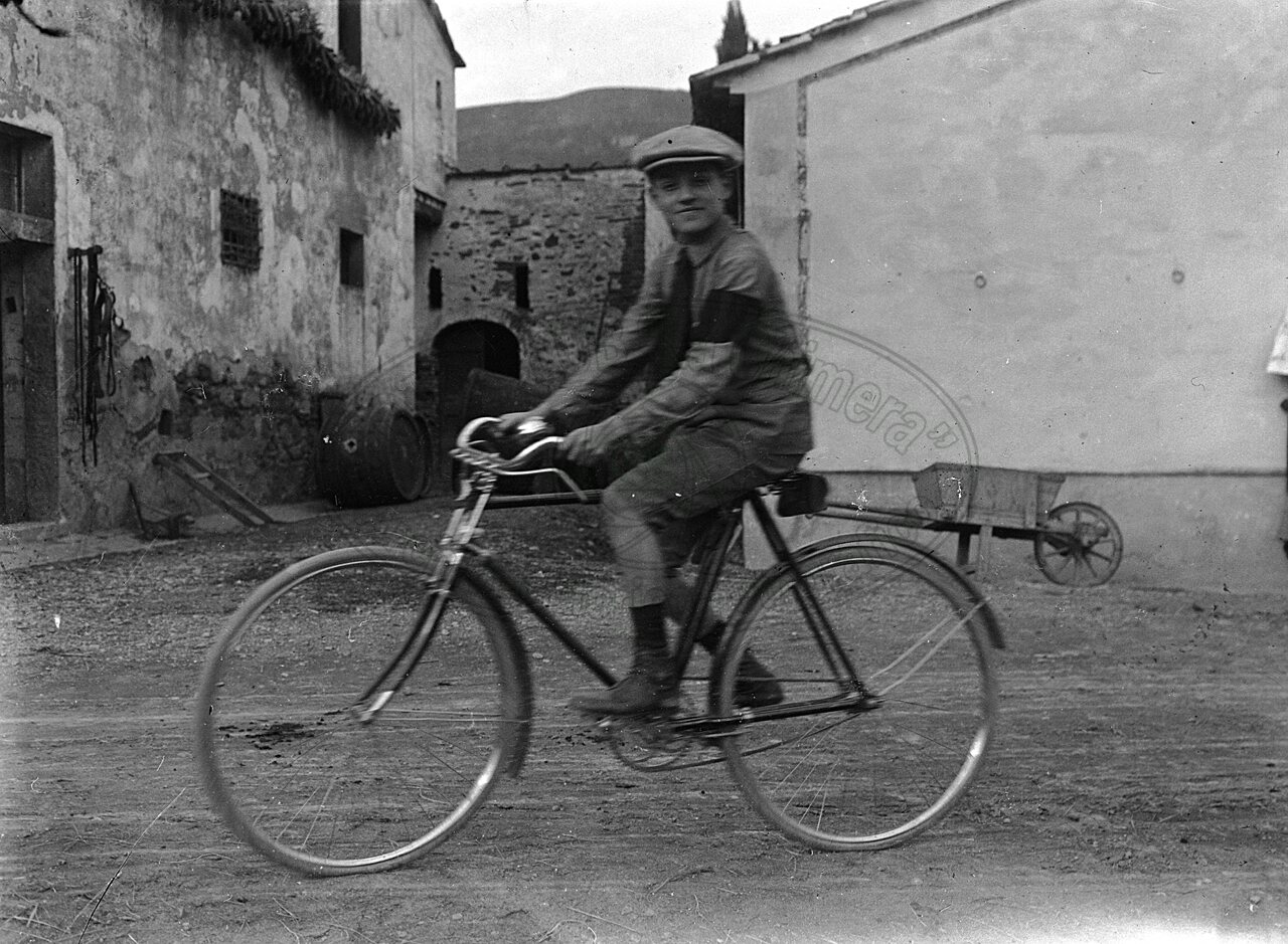 Giovane su bicicletta