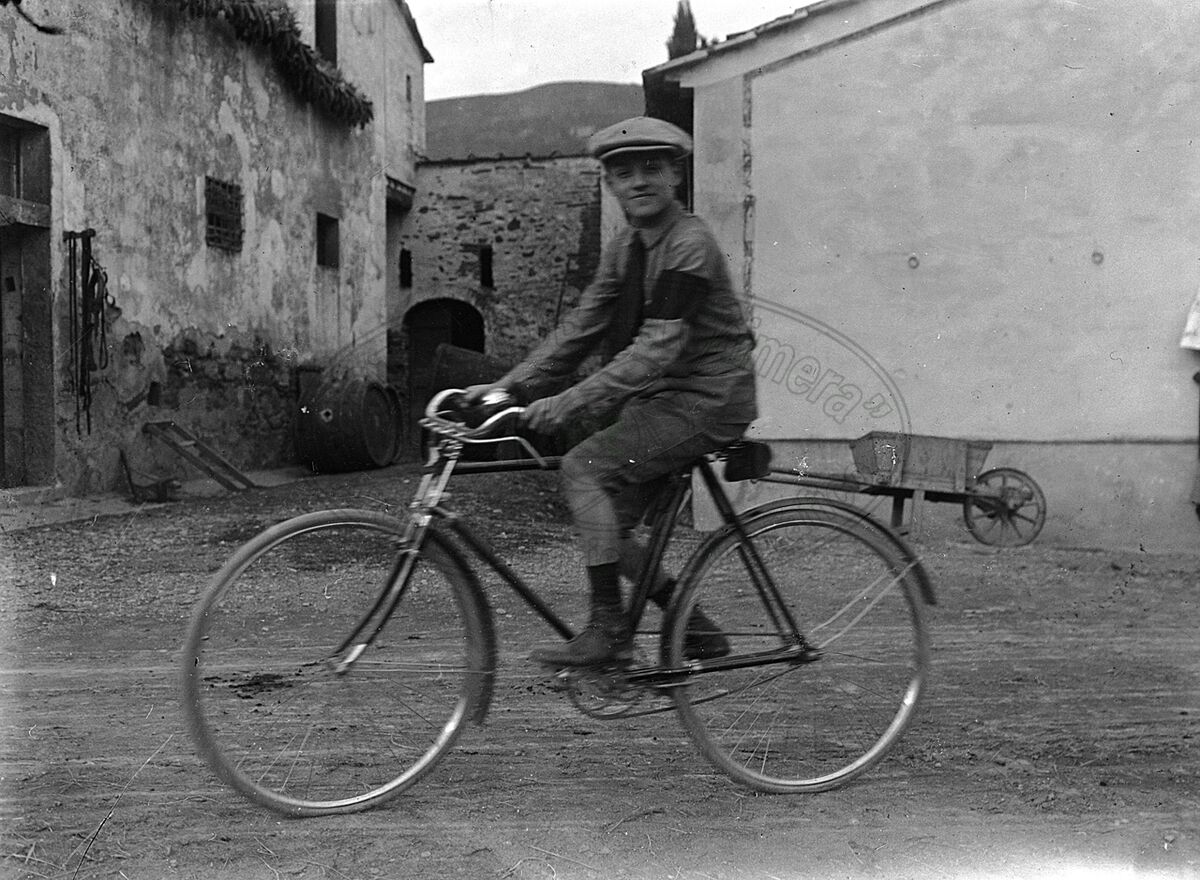 Giovane su bicicletta