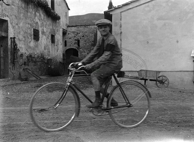 Giovane su bicicletta