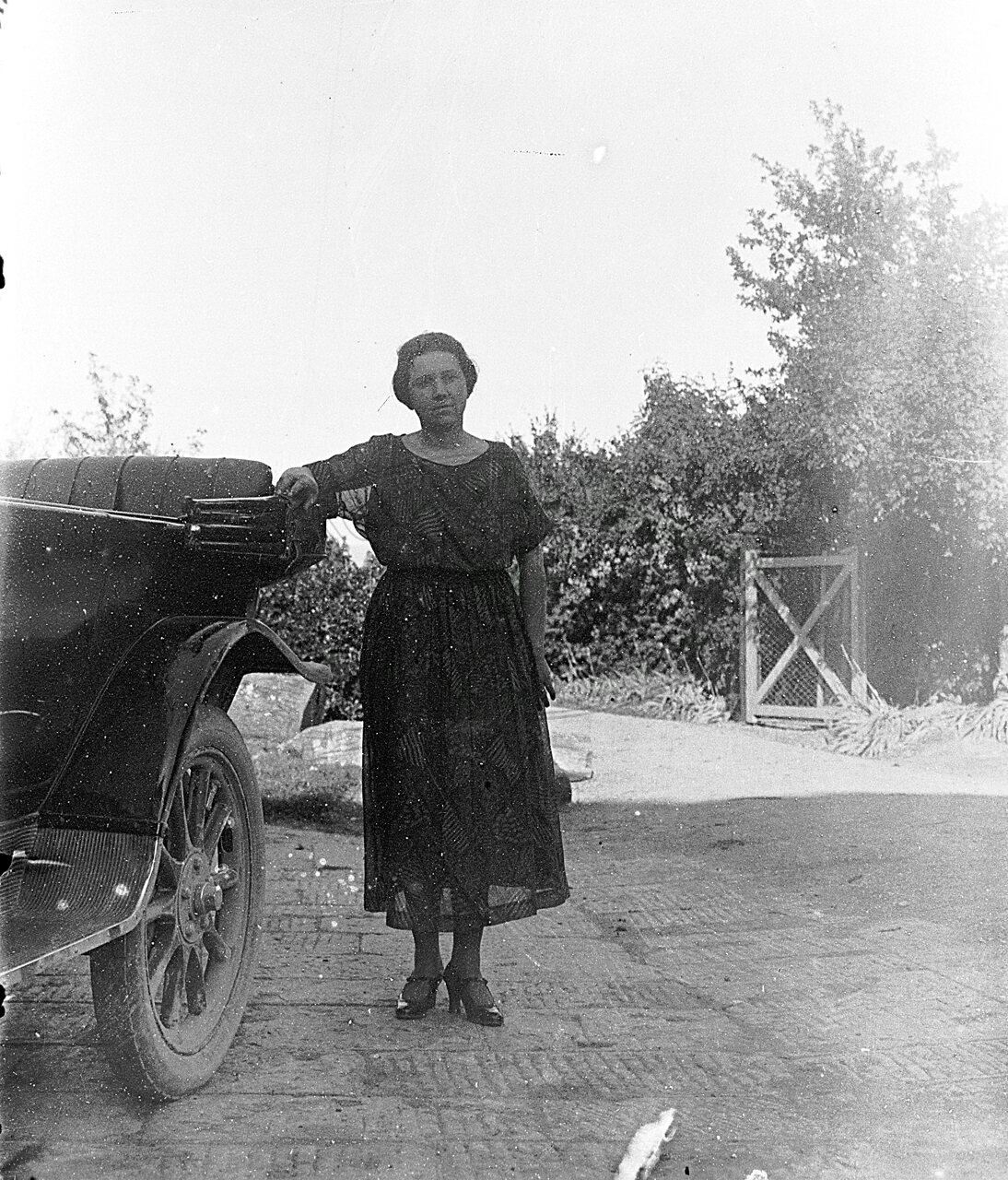 Donna appoggiata all’auto