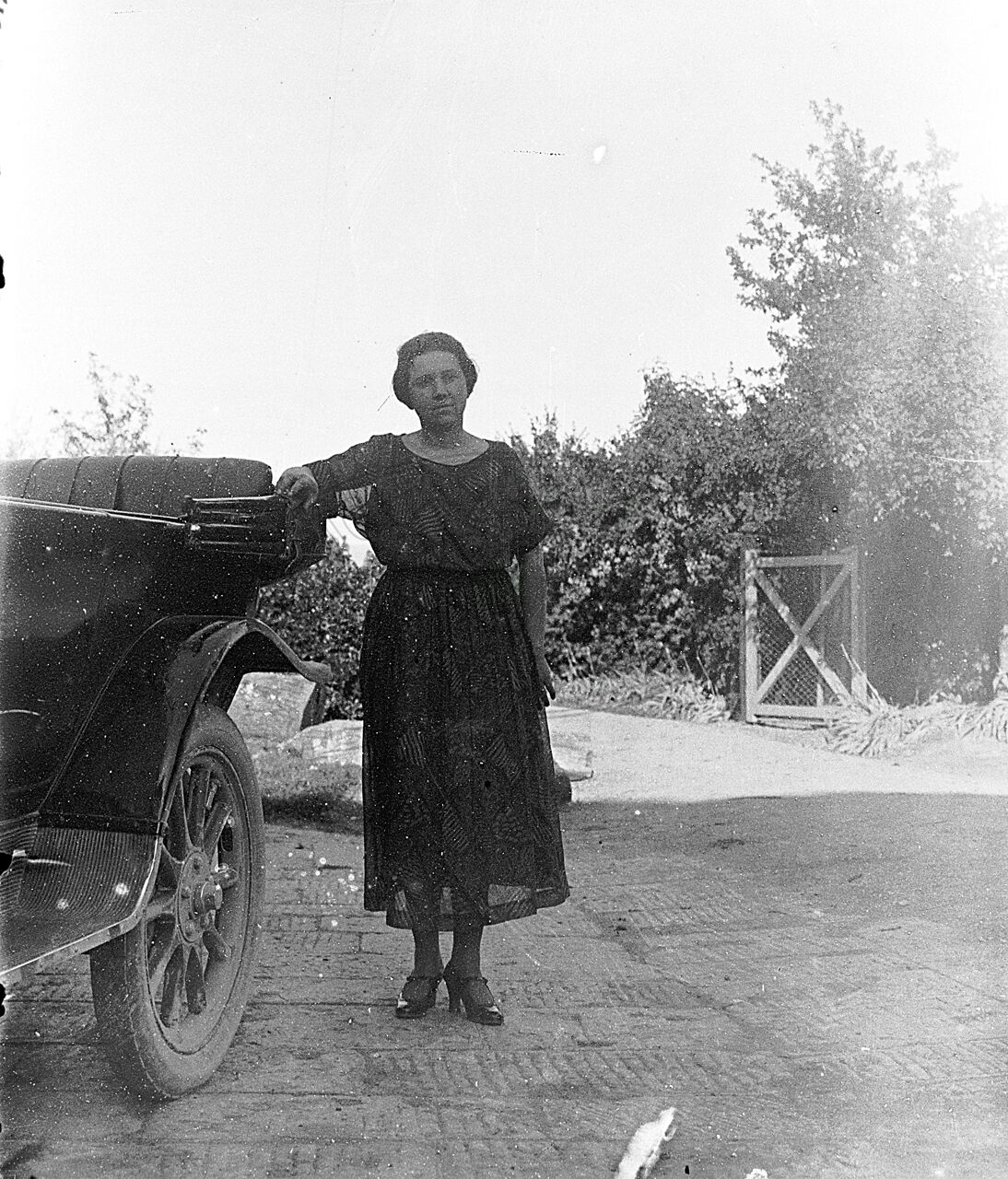 Donna appoggiata all’auto