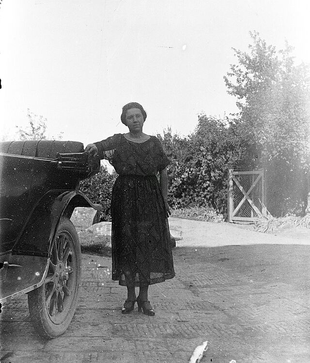 Donna appoggiata all’auto