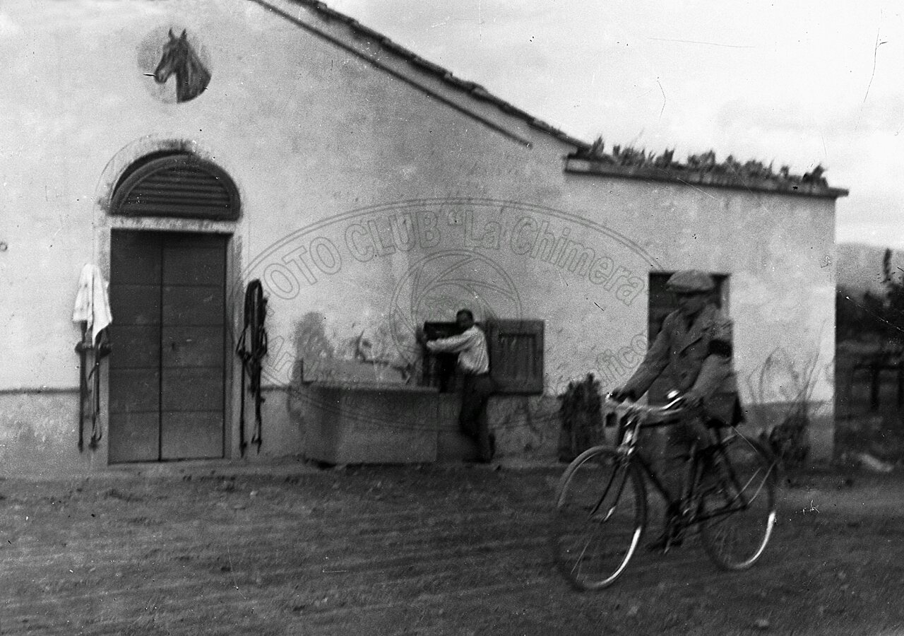Ciclista davanti a una stalla