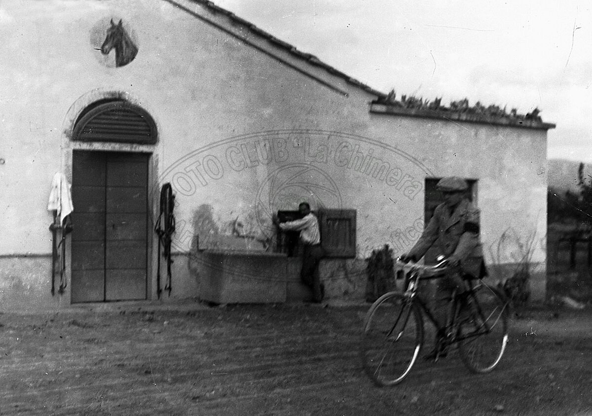 Ciclista davanti a una stalla
