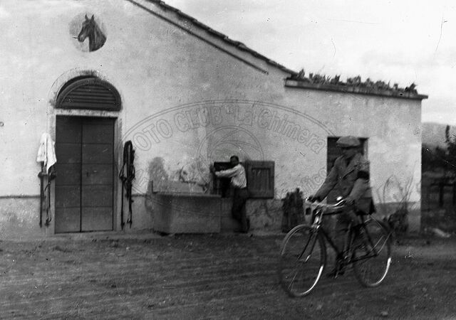 Ciclista davanti a una stalla