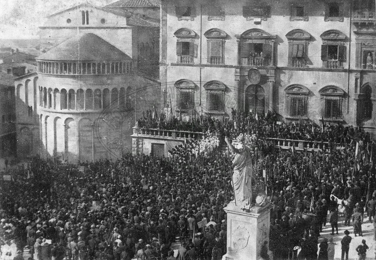 Raduno in Piazza Grande