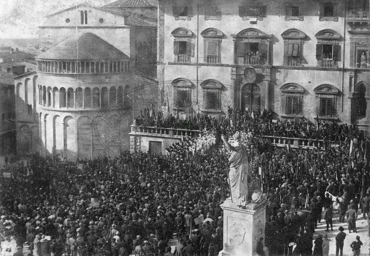Raduno in Piazza Grande
