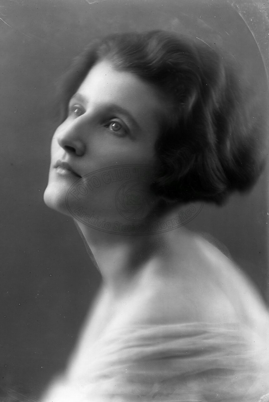 Ritratto di donna in studio