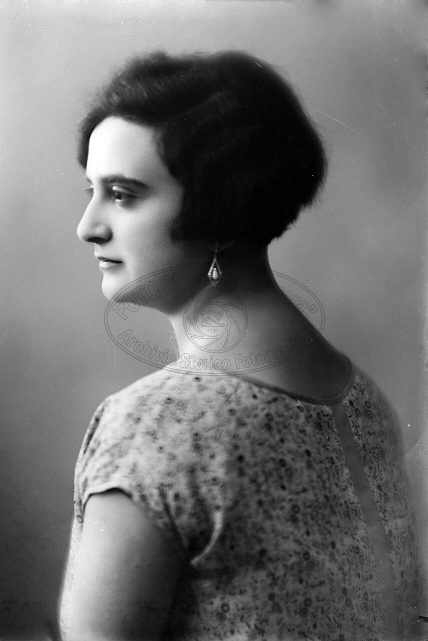 Ritratto di donna in studio