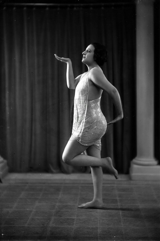 Figura di donna in studio