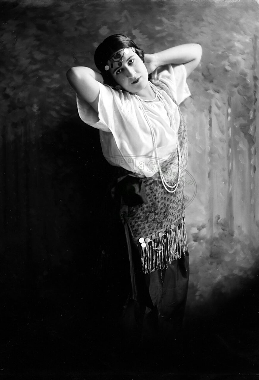 Figura di donna in studio