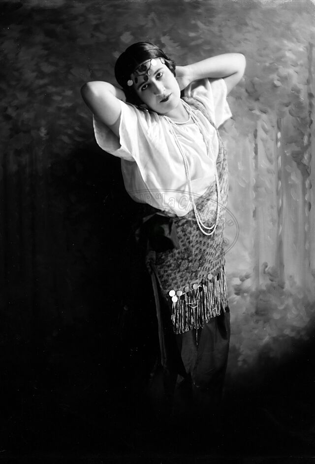 Figura di donna in studio