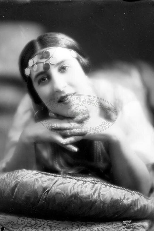 Ritratto di giovane donna in studio