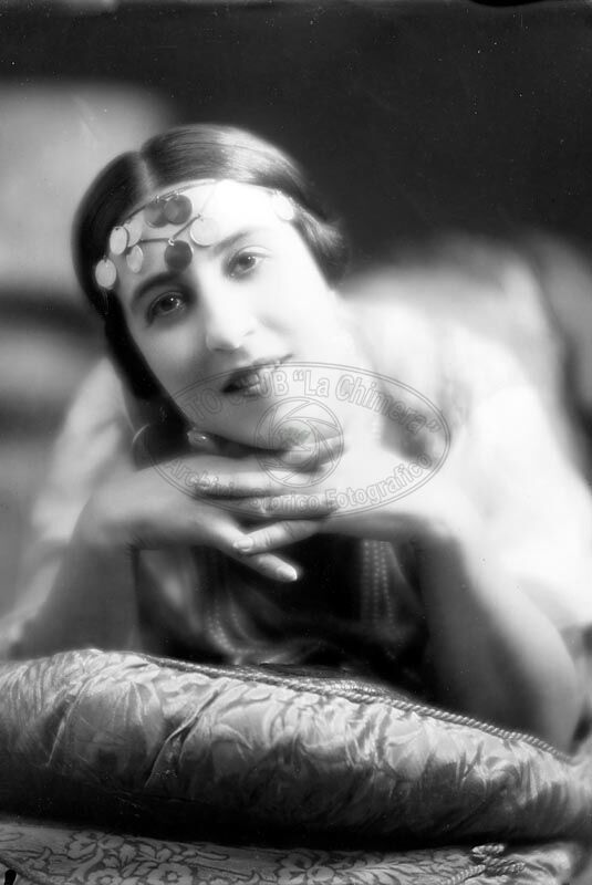 Ritratto di giovane donna in studio
