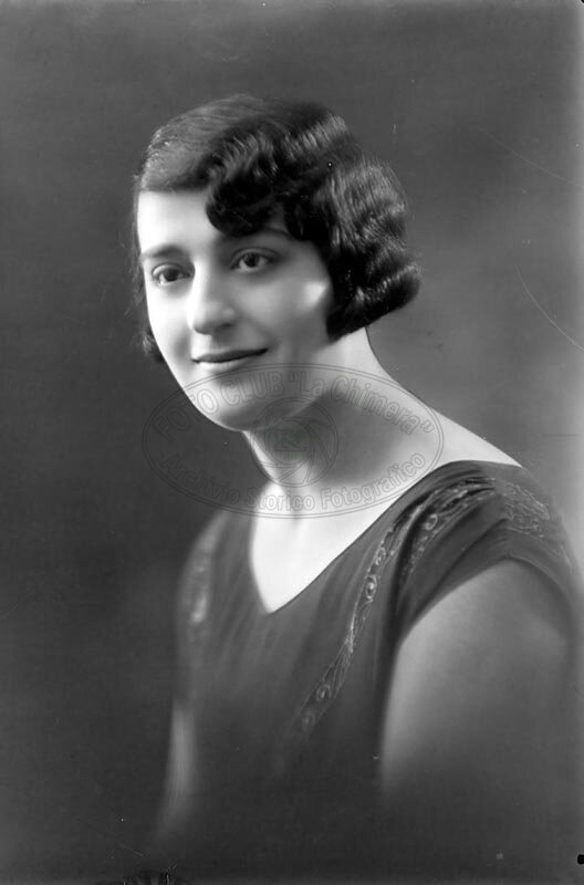 Ritratto di donna in studio