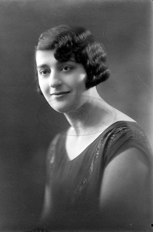 Ritratto di donna in studio