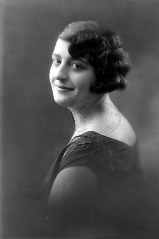 Ritratto di donna in studio