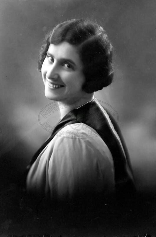Ritratto di donna in studio