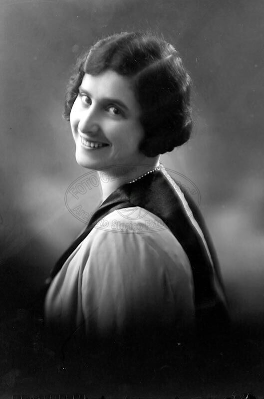 Ritratto di donna in studio