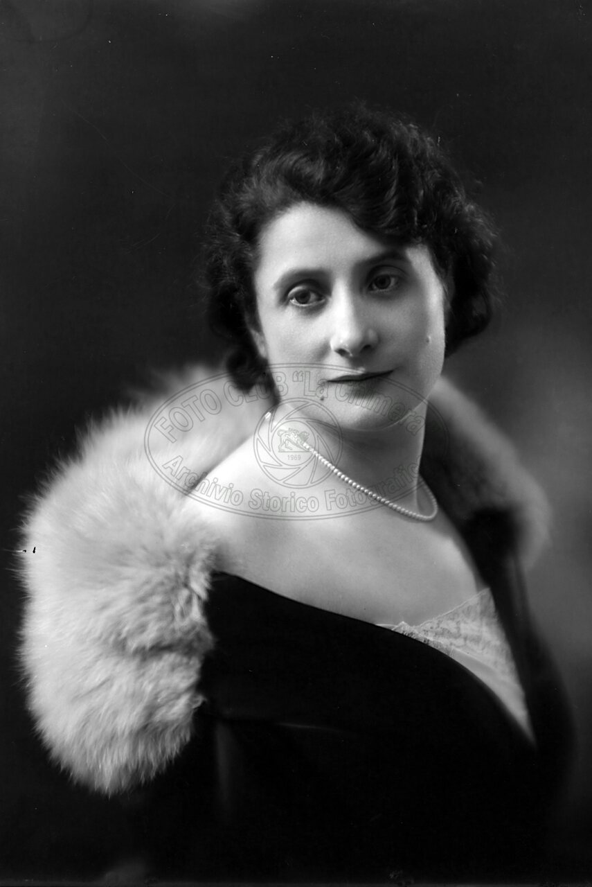 Ritratto di donna in studio