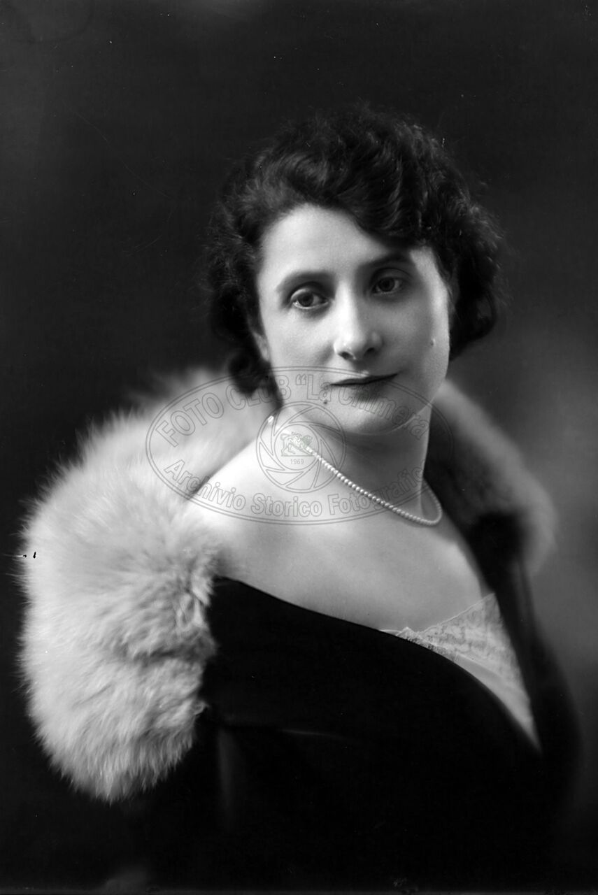 Ritratto di donna in studio