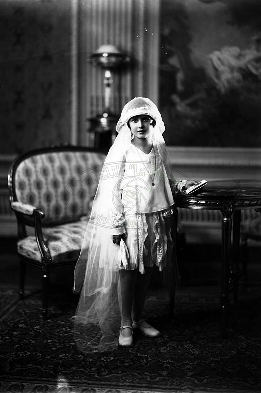 Figura di fanciulla in studio