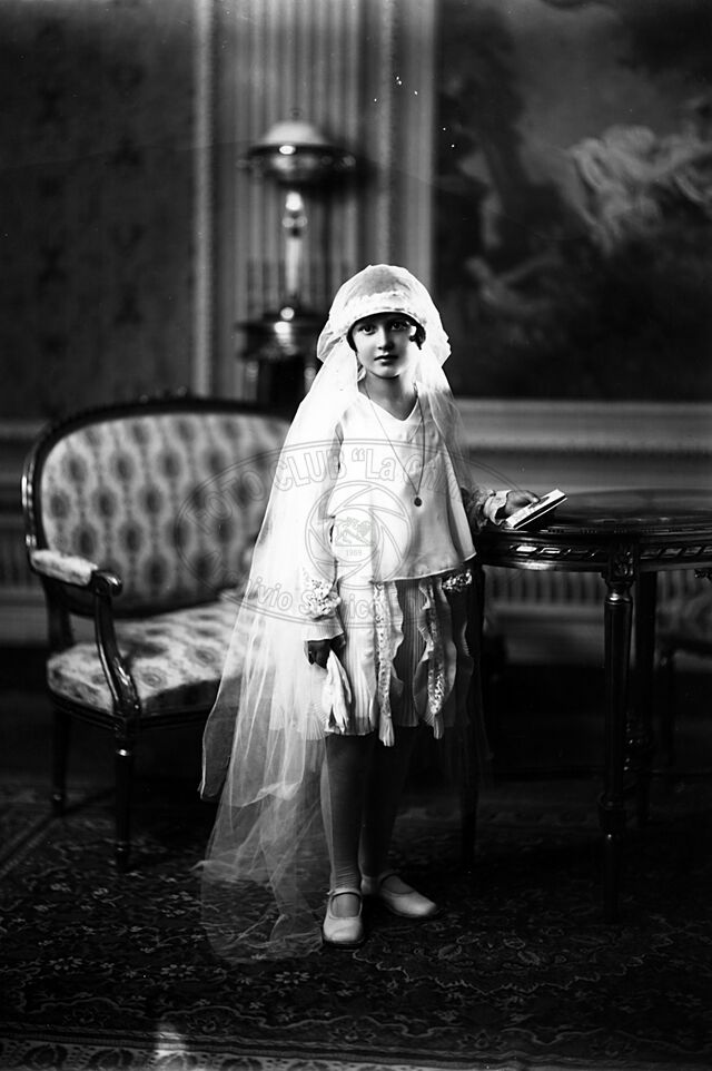 Figura di fanciulla in studio