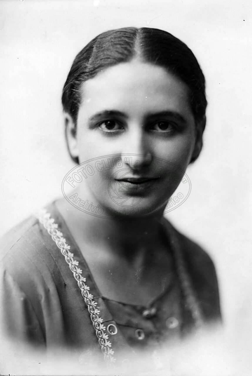 Ritratto di giovane donna in studio